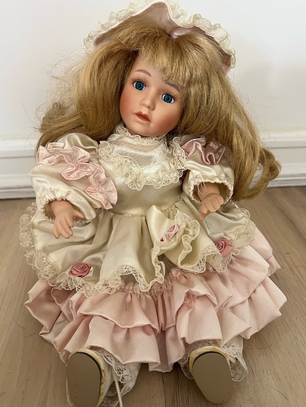 Vintage Porcelain Collectible Doll with Music Cream Pink dress - Picture 2 of 7